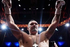 Перемоги Усика, вибухи у РФ, ДТП у Києві: головне за ніч 