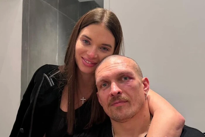 Дружина Усика вибігла на ринг, щоб привітати коханого з перемогою (відео)