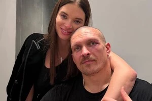Дружина Усика Катерина тепло привітала коханого з перемогою (відео)