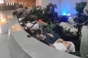 Люди сплять на підлозі: у РФ черговий авіаколапс через атаку дронів (відео)