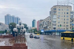 Сильна злива паралізувала Київ: де ускладнено рух 