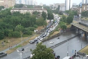 У деяких районах Києва через дощ зупинився громадський транспорт