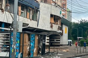 Такий вигляд має вхід до станції метро «Лукʼянівська» після чергової атаки ворога у ніч на 21 липня 2025 року