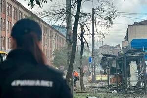 У столиці тривають аварійно-відновлювальні роботи у місцях влучань та падіння уламків