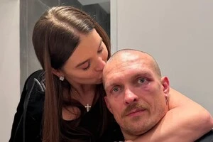 Дружина Усика емоційним дописом привітала боксера з історичною перемогою