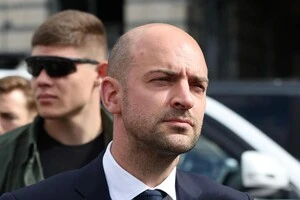 Голова МЗС Франції по прибуттю в Київ відразу поїхав на постраждалу від обстрілу Лук’янівку