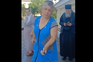 Жінка з мітлою напала на релігієзнавця Бродецького та вдарила його декілька разів