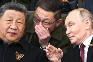 Президент Китаю Сі Цзіньпін (л) і очільник РФ Володимир Путін (п) на параді у Москві 9 травня 2025 року