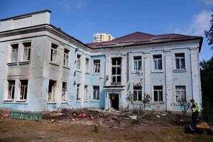 Перед входом у дитсадочок утворилася величезна вирва