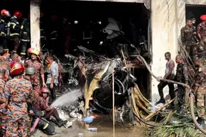 Пожежники працювали на місці найгіршої за останні десятиліття авіакатастрофи в Бангладеш