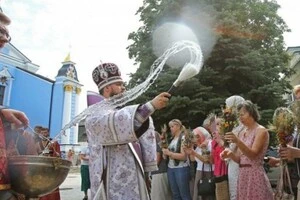 Церковний календар на серпень 2025: коли святкуємо Успіння Пресвятої Богородиці та медовий, яблучний і горіховий спас