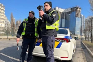 Патрульні вважають, що водій, який вимкнув двигун, щось приховує