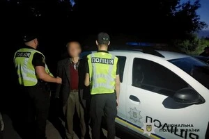 У Вишневому поліцейські взяли у кайданки чоловіка, який сокирою зарубав дружину