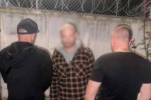 Неодноразово засуджений громадянин Росії втік з 