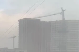 У Києві через негоду впав будівельний кран (відео)