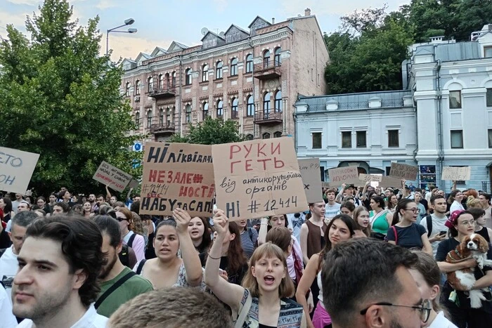 Українці вийшли на протести через обмеження повноважень НАБУ та САП