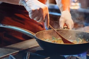 У ресторані Кацуріна виявлено серйозні порушення, а в персоналу не було медкнижок