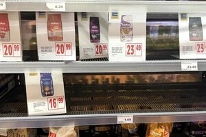 Продавці ставлять на прилавок обмежену кількість кави