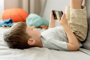 Ранній доступ дитини до смартфона призводить до психічних проблем: дослідження