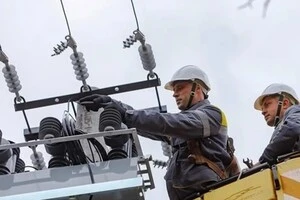 Енергетики майже повністю відновили електрику на Сумщині