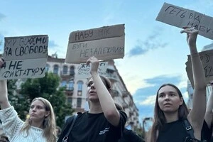 «Некоректне порівняння». Друкарня пояснила, чому відмовилась друкувати плакати з Зеленським та Януковичем