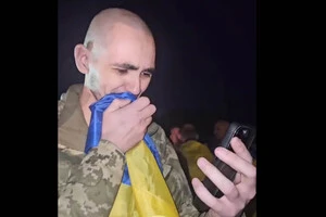 З'явились зворушливі кадри першої розмови звільненого з полону захисника з рідними (відео)