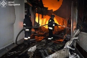 Одеса: рятувальники борються з пожежею на ринку «Привоз» (фото, відео)