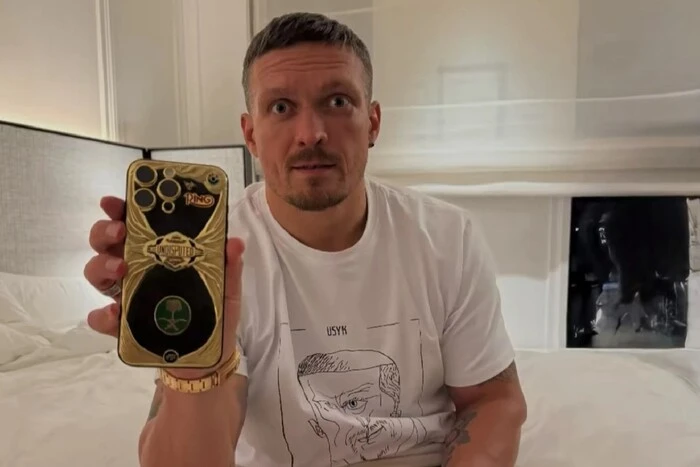 Усик після перемоги над Дюбуа отримав золотий IPhone