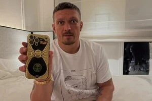 Усик після перемоги над Дюбуа отримав золотий IPhone
