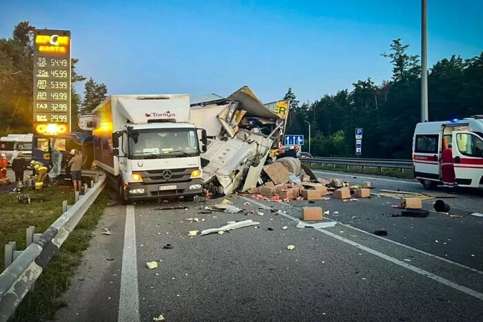 На трасі Київ – Чоп зіткнулися дві вантажівки, рух у бік столиці ускладнений