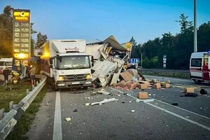 На трасі Київ – Чоп зіткнулися дві вантажівки, рух у бік столиці ускладнений