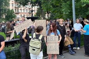 Матюки на картонках: мережа обговорює нове явище в історії українських протестів