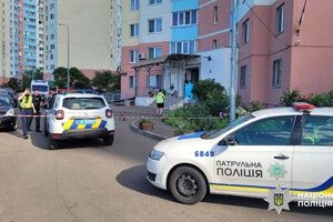 Граючись, дитина сперлась на москітну сітку та випала з вікна квартири на 21 поверсі...