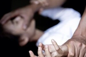 Троє нападників отримали підозри у зґвалтуванні, вчиненому групою осіб