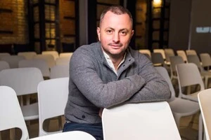 Голова Деснянського району столиці відкрив збір собі на охорону