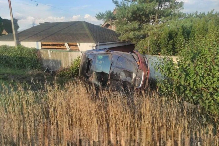 ДТП на Київщині: Jaguar злетів у кювет. Пасажири зникли, знявши номери (фото)