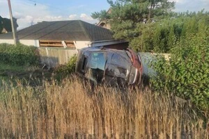 ДТП на Київщині: Jaguar злетів у кювет. Пасажири зникли, знявши номери (фото)