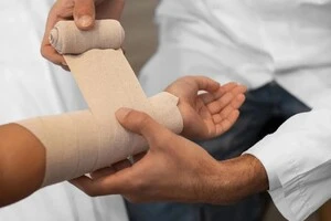 Лікарка Леся Стрілка пояснює: у дітей шкіра тонша й ушкоджується швидше