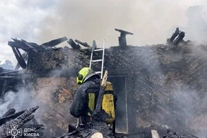 У Києві загорівся приватний будинок