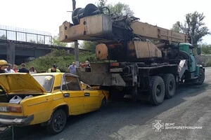 У Кривому Розі ВАЗ зіткнувся з автокраном: загинув водій 