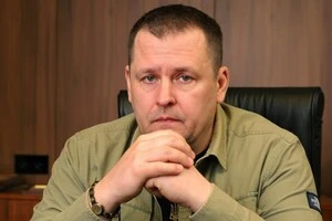 Мер Дніпра показав, як переживає масовану атаку зі своїми домашніми улюбленцями (фото)