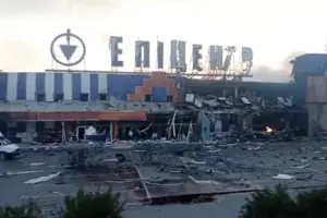 Зруйнована будівля «Епіцентру» у Кам'янському