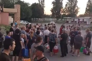 Донецьк: Місцеві шикуються в черги, аби отримати питну воду (відео)
