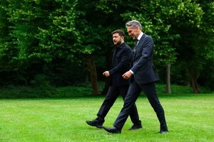 Володимир Зеленський із Діком Схофом на полях саміту НАТО