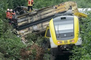 У Німеччині пасажирський поїзд зійшов з рейок: є загиблі та поранені 