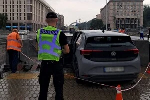 ДТП на Хрещатику: водій Volkswagen ледь не влетів у підземний перехід