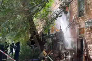 Рятувальники вручну розбирають завали