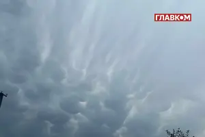 У небі над Тернопільщиною з'явилися рідкісні хмари (фото)