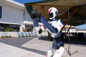 Робот-андроїд Unitree R1 почали продавати у Китаї