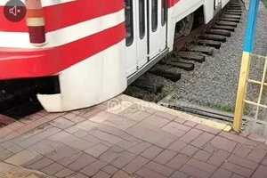 Переповнені вагони труться об перон на кінцевій зупинці швидкісного трамвая у Києві (відео)